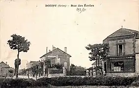Rue des Écoles, un restaurant.
