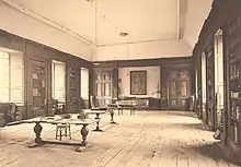Photo noir et blanc de la bibliothèque, qui a été restaurée dans les années 1980.