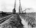 Construction des fondations en bois en 1927.