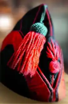 Bonnet de police de sapeur pompier à gland rouge, début XIXe&nbsp;siècle.