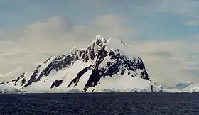 L'île Booth, vue du sud. Le chenal Lemaire est visible sur la droite.