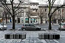 Mithra, les Carmes, Cautopatès (2006-2007). Bordeaux, cours Victor-Hugo. Mobilier urbain par Danielle Justes. Deux lithostrates de granit en enfilade comme des sarcophages.