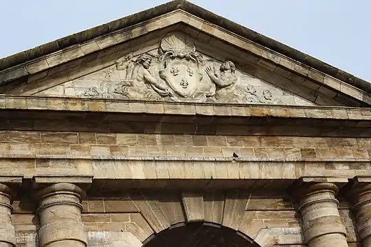 Ornements d'un côté : Armes royales dans une coquille bivalve et dieux marins enlaçant l'écusson.