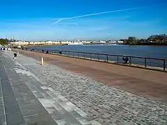 Quai au droit de la place de la Bourse.