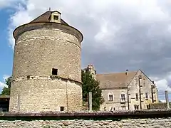 Colombier, vestige du clocher de la chapelle du XIIe&nbsp;siècle et façade sud du logis.