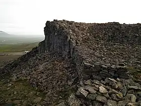 Vue de la partie sud de Borgarvirki et son entrée située à l'est.