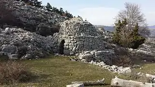 Borie, cabane en pierres sèches servant à abriter les bergers depuis le XIXe siècle. Sur le GR4 entre Grasse et Caussols