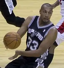 Boris Diaw, debout, avec le maillot no 32 des Bobcats