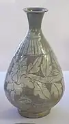 Flacon à alcool punch'ong au décor de pivoines. XVe – XVIe&nbsp;siècle. Décor incisé et champlevé sous glaçure céladon, H. 25 cm. Musée Guimet.