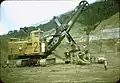 Pelle à la mine de Panguna en cours d'entretien, œuvrant à l'enlèvement des morts-terrains, vers 1971.