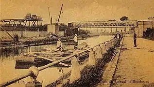 Le pont du chemin de fer au tout début du XXe&nbsp;siècle