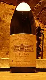 Une bouteille de chénas.