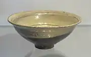 Bol, porcelaine de style buncheong, peint à la barbotine. Joseon, XVIe&nbsp;siècle. British Museum
