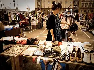 La place Hietalahdentori un jour de marché.