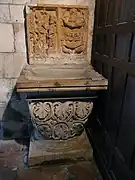 Bénitier surmonté d'un diptyque du XIIe&nbsp;siècle.