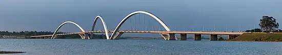 Vue panoramique depuis la rive est du lac