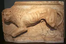 Relief de marbre au lion provenant de Koropí, 2e&nbsp;moitié du IVe&nbsp;siècle&nbsp;av. J.-C., musée archéologique de Brauron.