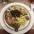 Un déjeuner brésilien typique se compose de riz, de haricots, de farofa, de picanha (culotte) et d'un œil en vinaigrette préparé avec de l'oignon haché, de la tomate et du poivre, du vinaigre, de l'huile et du sel.