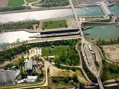 Centrale hydroélectrique de Vogelgrun en arrière-plan et l'écluse double au 1er&nbsp;plan.