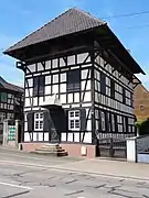 Maison (XIXe siècle), ancien séchoir à lin et à garance, 24 rue Principale.