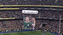 Vue d'une partie intérieure d'un stade. Une photo du joueur est suspendue par un dirigeable.