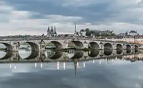 Le pont Jacques-Gabriel vu depuis le quai Amédée-Contant, à Blois-Vienne, avec derrière l'église Saint-Nicolas et le château.