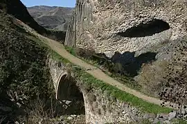 Le pont du XIe&nbsp;siècle sur la rivière Azat.