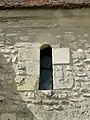 2e&nbsp;fenêtre romane à claveaux simulés au sud.
