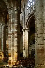 Piles de la nef au niveau de la cinquième travée.