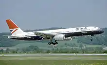 Un avion de ligne, vu de côté, s'apprête à atterrir.