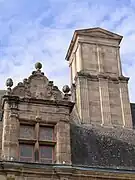 Cheminée en forme de temple grec.