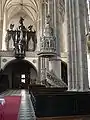 Vue vers l'ouest, au premier plan un escalier gothique.