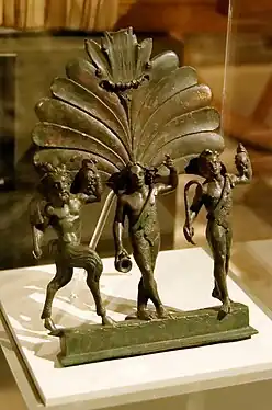 Plaque ornementale en bronzed'un char romain du IIe sièclereprésentant de gauche à droitePan, Bacchus et un Satyre