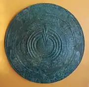 Bouclier votif en bronze. Delphes, fin du VIIIe&nbsp;siècle.Musée archéologique de Delphes