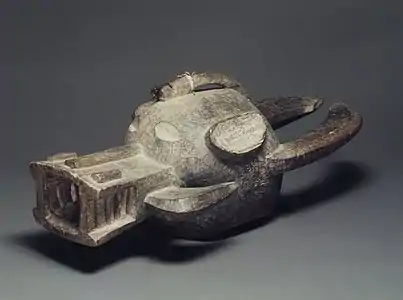 Masque Sénoufo des environs de Korhogo (début du XXe&nbsp;siècle), New York, Brooklyn Museum.