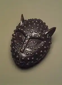 Boîte en forme de tête de léopard ; XIXe&nbsp;siècle ; 17,1 x 14 cm ; Brooklyn Museum New York. Cette boîte a été utilisée pour conserver des noix de kola présentées aux visiteurs à la cour royale du Bénin. Les léopards sont l’un des animaux les plus souvent représentés dans l’art africain. Intelligents et courageux, ils servent souvent de métaphores à des individus ou des associations puissants.