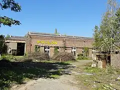 L'entrée du site, sur la gauche, le puits no&nbsp;2.