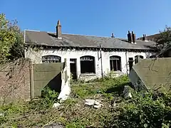 Un bâtiment annexe.