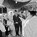 Mariés se tenant sous la houppa pendant que le rabbin lit les bénédictions (Tel Aviv, Israël, 1964)