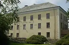 Photo d'un bâtiment à deux étages