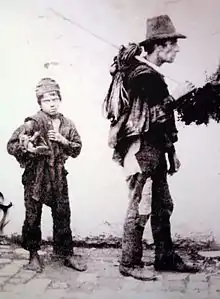 Un maître-ramoneur italien avec son jeune apprenti (fin du XIXe&nbsp;siècle, musée Sonogno, Suisse)