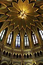 Dorures néo-gothiques et motifs héraldiques couvrent le plafond de la coupole.