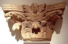 Chapiteau composite au bouddha, Hadda, Afghanistan, IIIe – IVe&nbsp;siècle. Musée Guimet