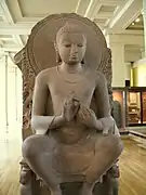 Buddha enseignant, assis sur un trône aux lions. Inde de l'est, peut-être Sarnath. Grès, H. 118 cm. Gupta, Ve&nbsp;siècle. British Museum