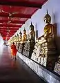 Des idoles de Bouddha dans le passage d'un temple