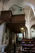 Buffet d'orgues et escalier.