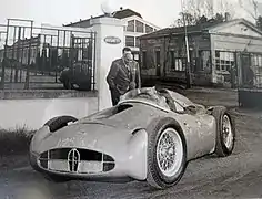 Bugatti Type 251 devant l'usine Bugatti de Molsheim