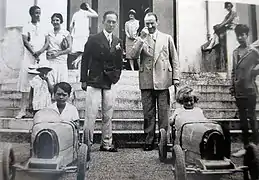 Deux Bugatti Type 52, avec Ettore Bugatti, Roland et Jean Bugatti