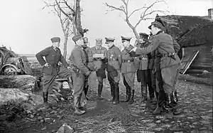 Kaminski avec des officiers de police.