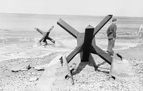 Hérissons tchèques le long du Mur de l'Atlantique dans les environs de Calais (avril 1944).